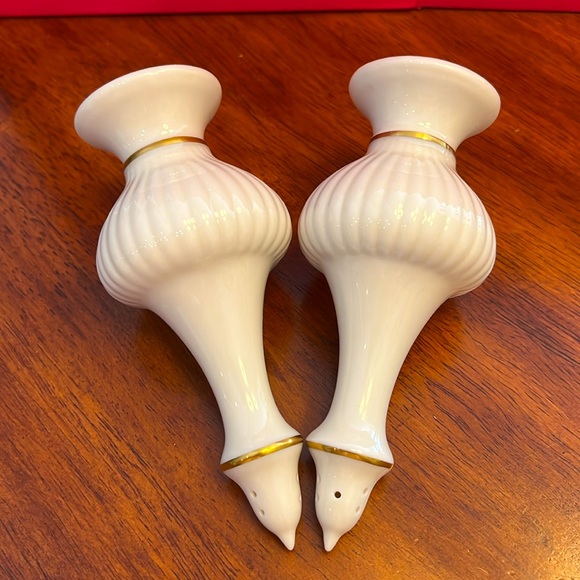 Lenox  Salt And Pepper Shakers 5 1/2" Tall Made in USA Hand Decorated 24k Gold - Picture 2 of 7